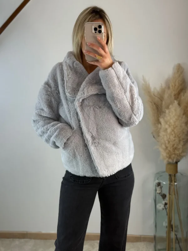 Manteau Court en Fausse Fourrure Gris – Élégance et Douceur