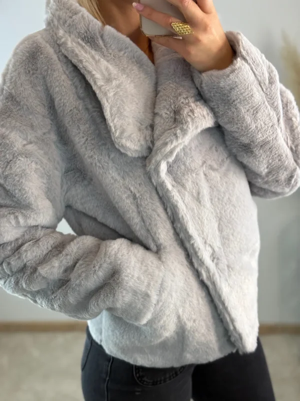 Manteau Court en Fausse Fourrure Gris – Élégance et Douceur