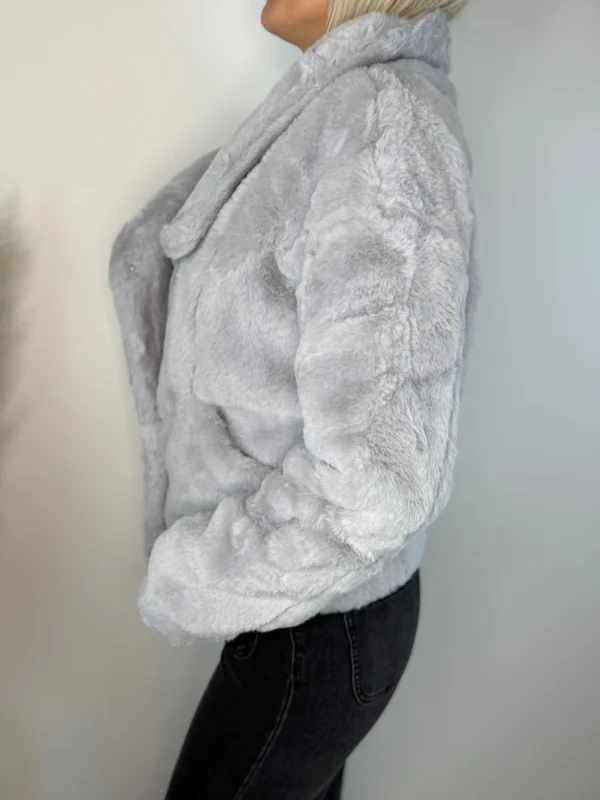 Manteau Court en Fausse Fourrure Gris – Élégance et Douceur