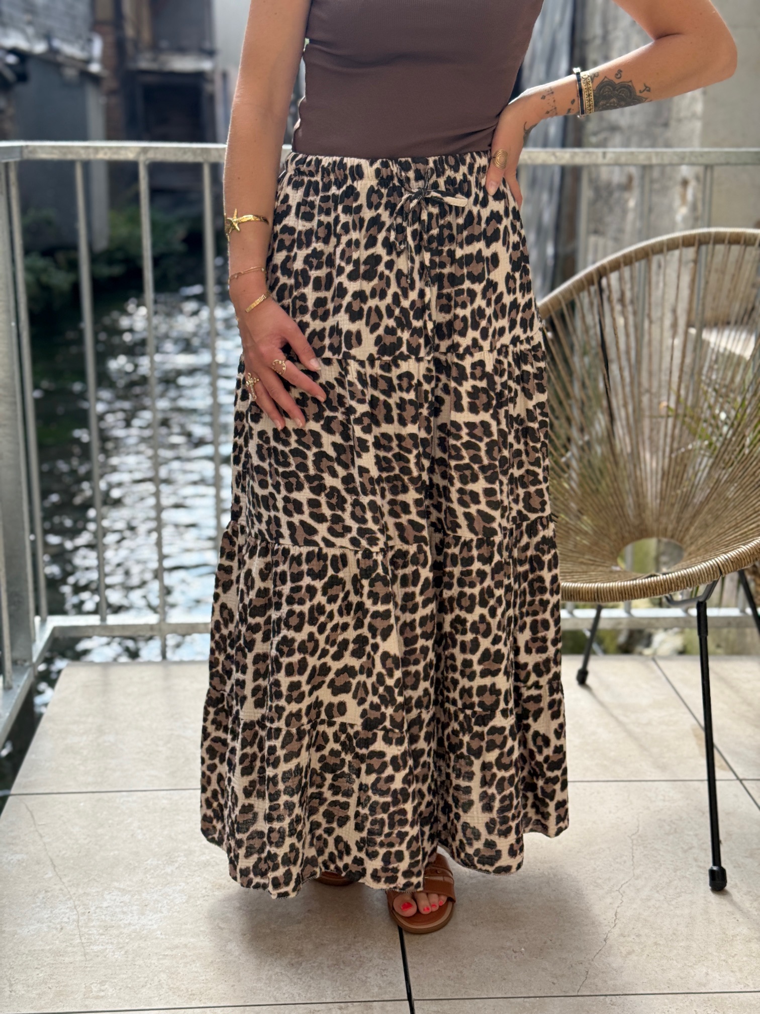 Jupe mi-longue en Faux cuir, marron, taille haute, moulante, fendue, crayon, bureau, fermeture éclair à l'avant / Jupes