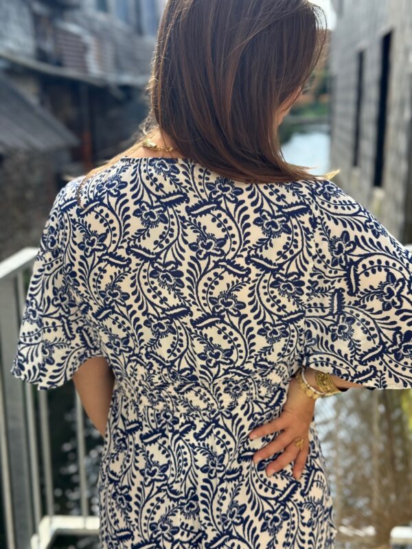 Robe Cache Coeur Longue Blanche et Bleu – Élégante et Fluide