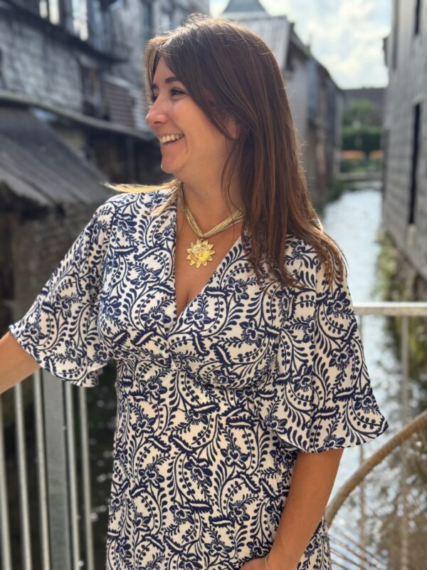 Robe Cache Coeur Longue Blanche et Bleu – Élégante et Fluide