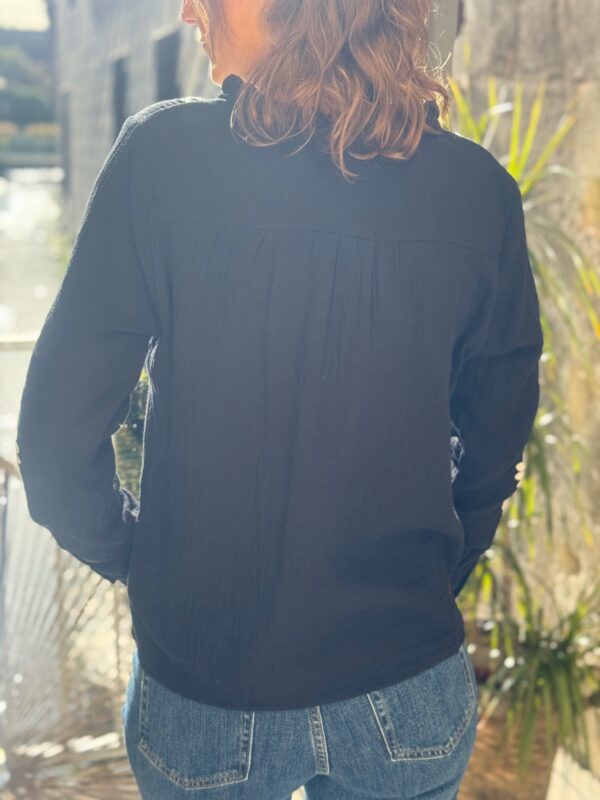 Blouse broderies femme – Noir en gaze de coton chic