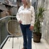 Chemise blanche grande taille – coton et broderies élégantes !
