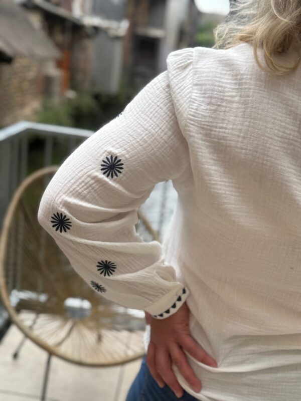 Chemise blanche grande taille – coton et broderies élégantes !