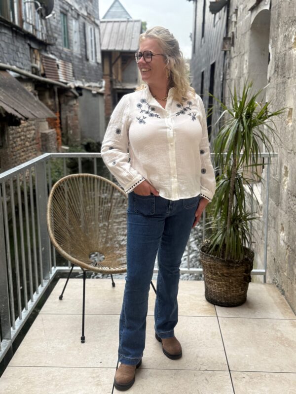 Chemise blanche grande taille – coton et broderies élégantes !