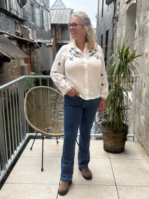 Chemise blanche grande taille – coton et broderies élégantes !