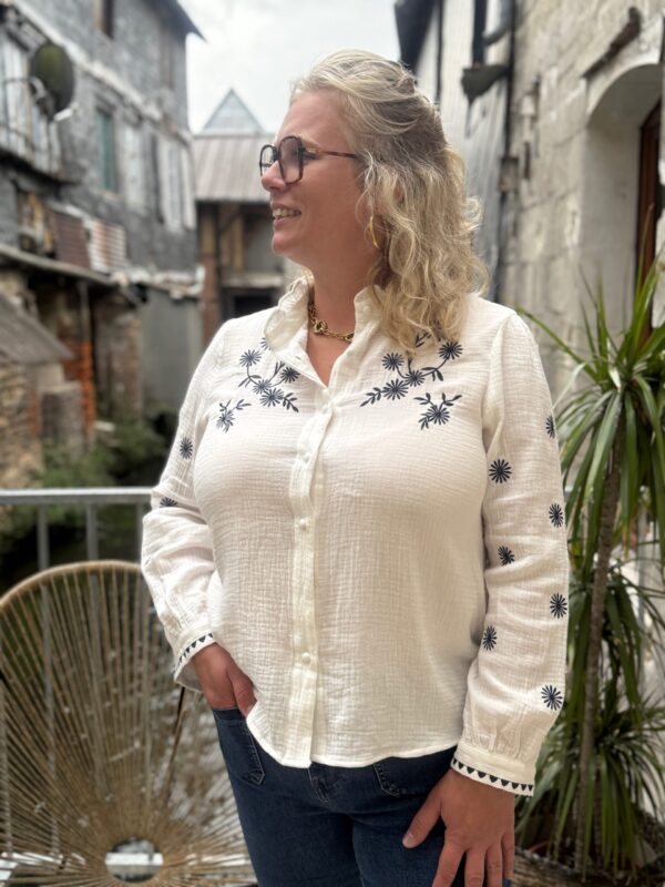 Chemise blanche grande taille – coton et broderies élégantes !