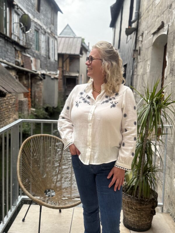 Chemise blanche grande taille – coton et broderies élégantes !