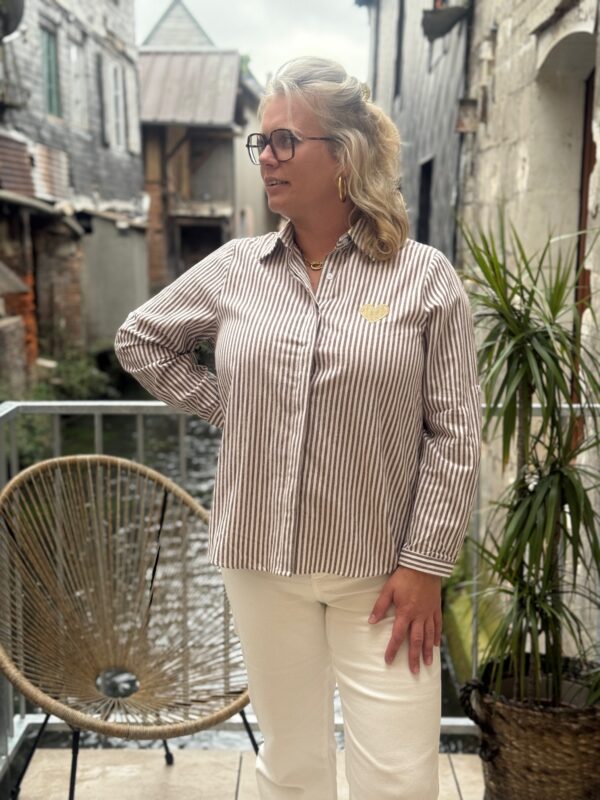 Chemise grande taille femme – Rayée taupe élégante