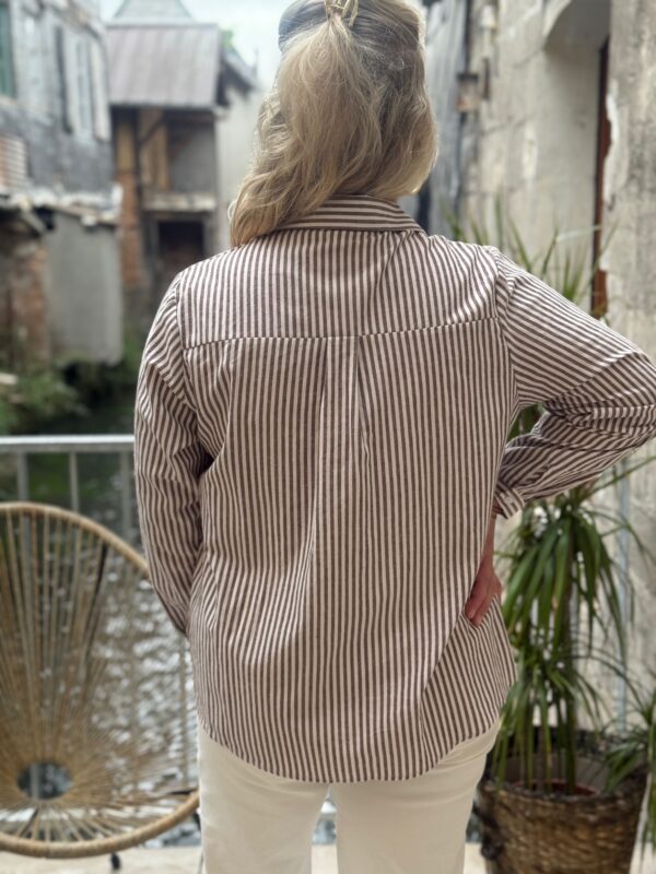Chemise grande taille femme – Rayée taupe élégante
