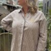 Chemise grande taille femme – Rayée taupe élégante