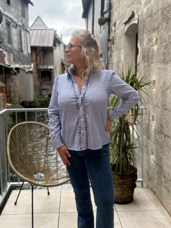 Chemise rayée bleue femme – coton chic à détails brodés !