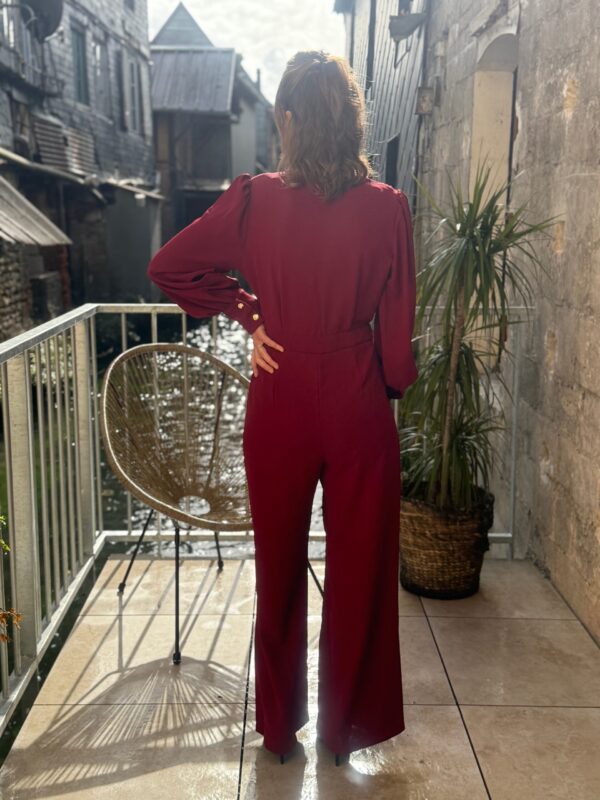 Combinaison bordeaux femme élégante – style chic et moderne !