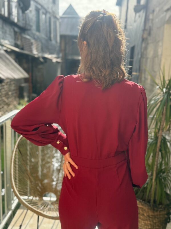 Combinaison bordeaux femme élégante – style chic et moderne !