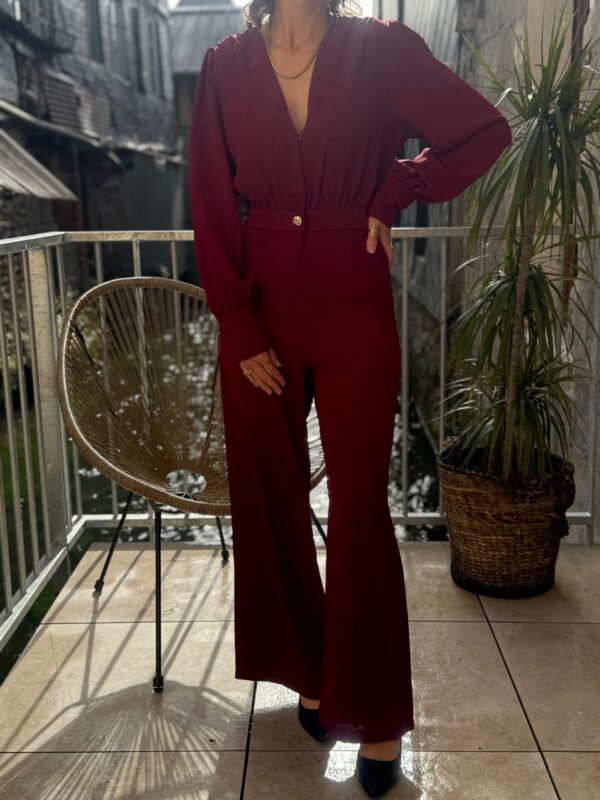 Combinaison bordeaux femme élégante – style chic et moderne !