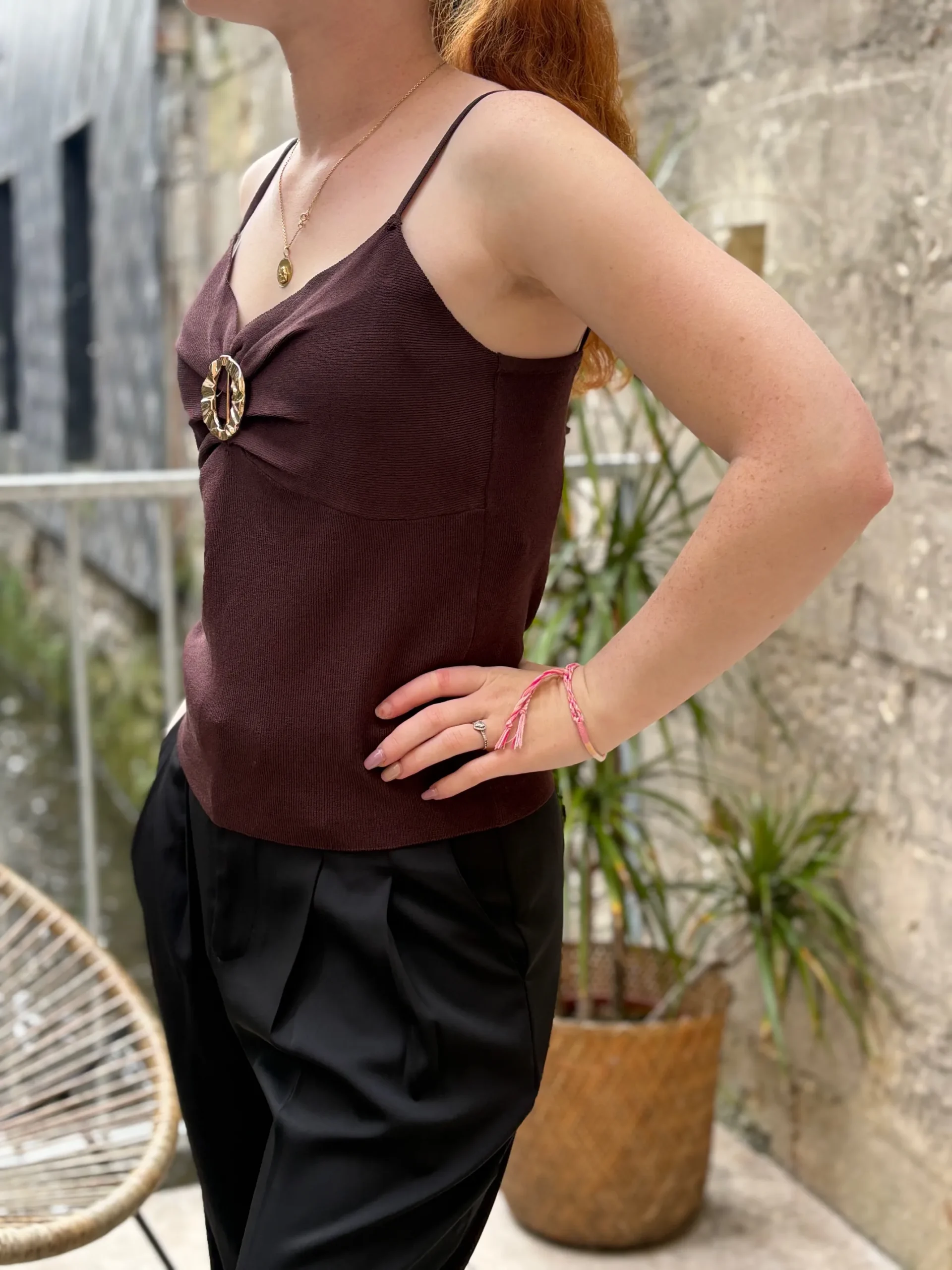 Débardeur chocolat femme chic à boucle dorée