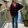 Gilet bordeaux femme – Maille col V avec boutons cœurs dorés