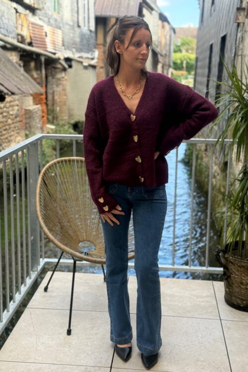 Gilet bordeaux femme – Maille col V avec boutons cœurs dorés