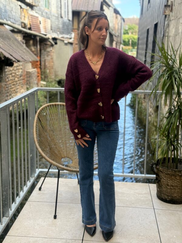 Gilet bordeaux femme – Maille col V avec boutons cœurs dorés