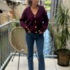 Gilet bordeaux femme – Maille col V avec boutons cœurs dorés