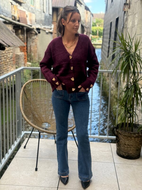 Gilet bordeaux femme – Maille col V avec boutons cœurs dorés