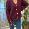 Gilet bordeaux femme – Maille col V avec boutons cœurs dorés