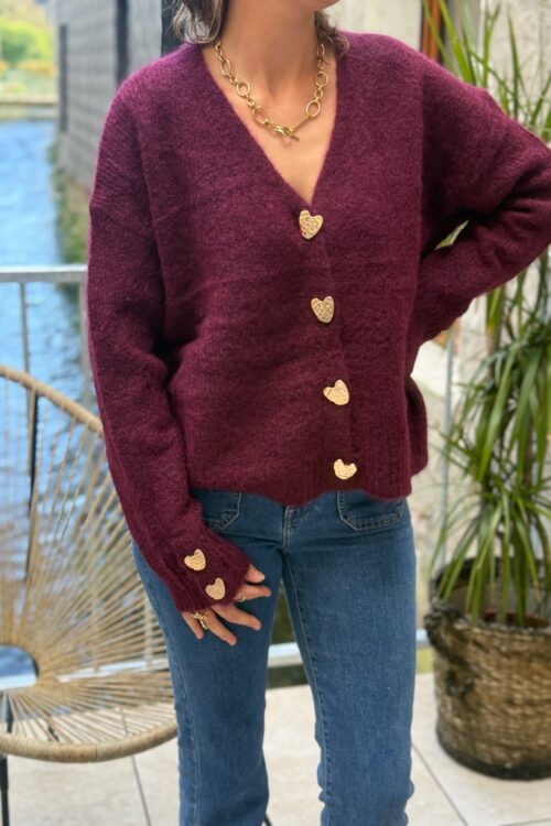 -gilet-bordeaux-femme-maille Gilet bordeaux femme – Maille col V avec boutons cœurs dorés