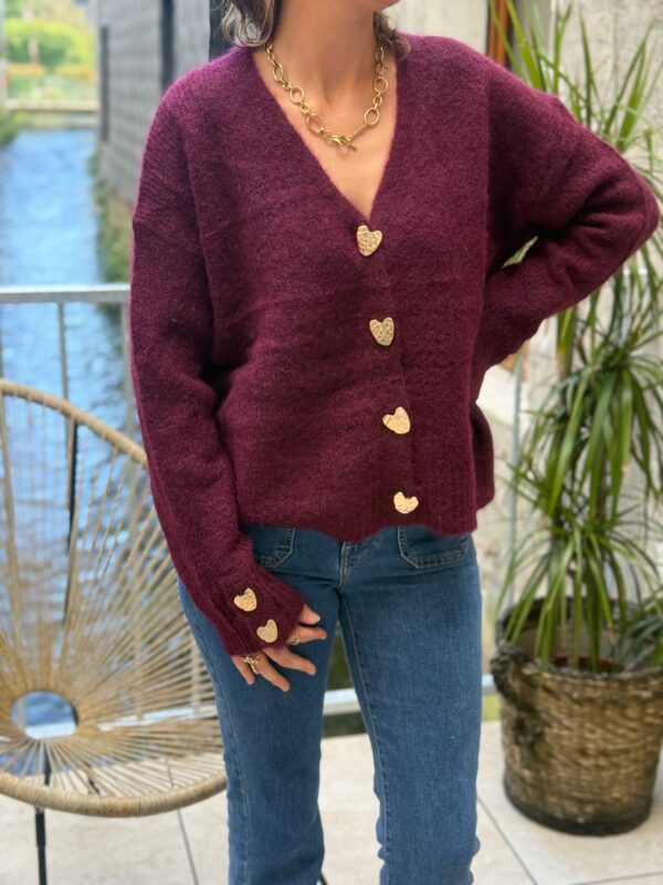 Gilet bordeaux femme – Maille col V avec boutons cœurs dorés
