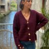 Gilet bordeaux femme – Maille col V avec boutons cœurs dorés