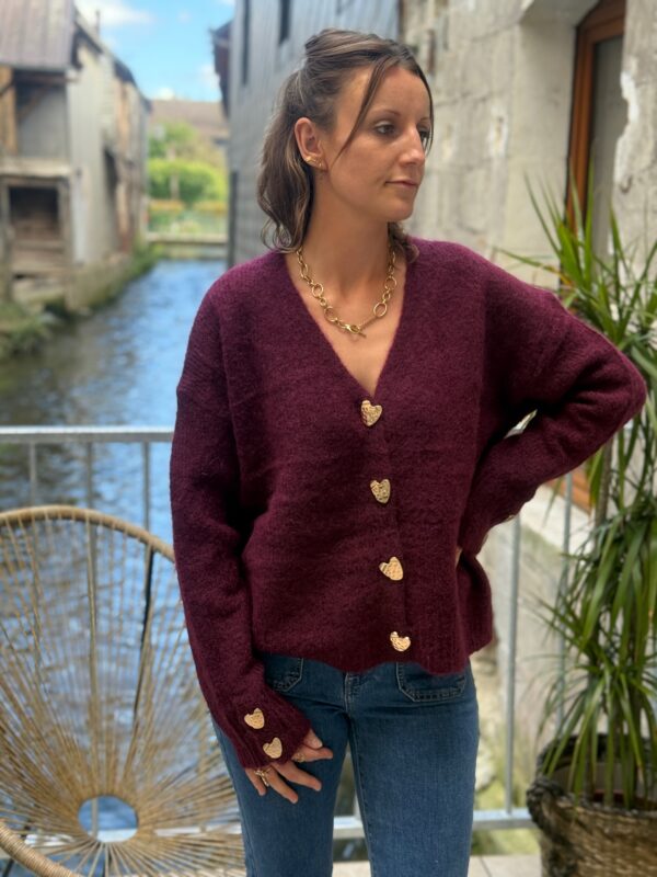 Gilet bordeaux femme – Maille col V avec boutons cœurs dorés