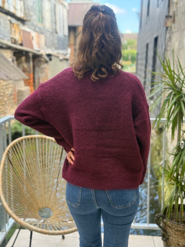 Gilet bordeaux femme – Maille col V avec boutons cœurs dorés
