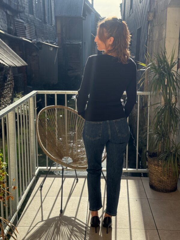 Pull en maille noir femme – Col V cache-cœur et boucle dorée