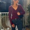 Pull maille bordeaux femme – Col V cache-cœur boucle dorée