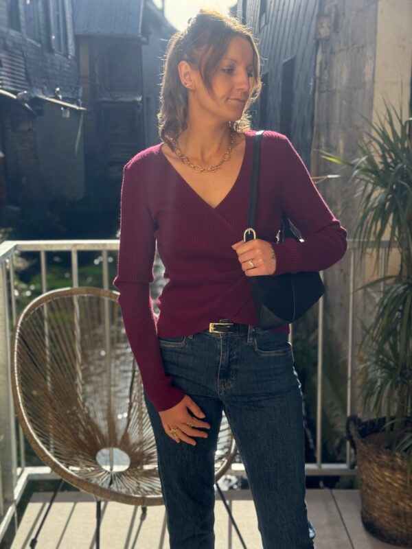 Pull maille bordeaux femme – Col V cache-cœur boucle dorée