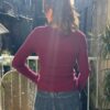 Pull maille bordeaux femme – Col V cache-cœur boucle dorée