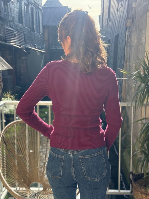 Pull maille bordeaux femme – Col V cache-cœur boucle dorée