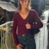 Pull maille bordeaux femme – Col V cache-cœur boucle dorée