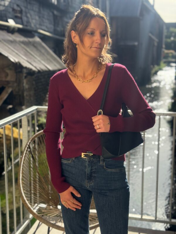 Pull maille bordeaux femme – Col V cache-cœur boucle dorée