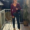 Pull maille bordeaux femme – Col V cache-cœur boucle dorée