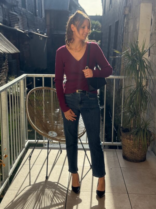 Pull maille bordeaux femme – Col V cache-cœur boucle dorée