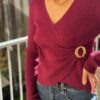 Pull maille bordeaux femme – Col V cache-cœur boucle dorée