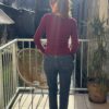 Pull maille bordeaux femme – Col V cache-cœur boucle dorée