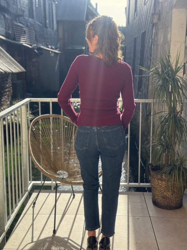 Pull maille bordeaux femme – Col V cache-cœur boucle dorée