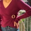 Pull maille bordeaux femme – Col V cache-cœur boucle dorée