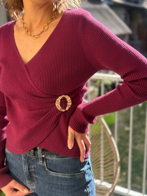 Pull maille bordeaux femme – Col V cache-cœur boucle dorée