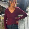 Pull maille bordeaux femme – Col V cache-cœur boucle dorée