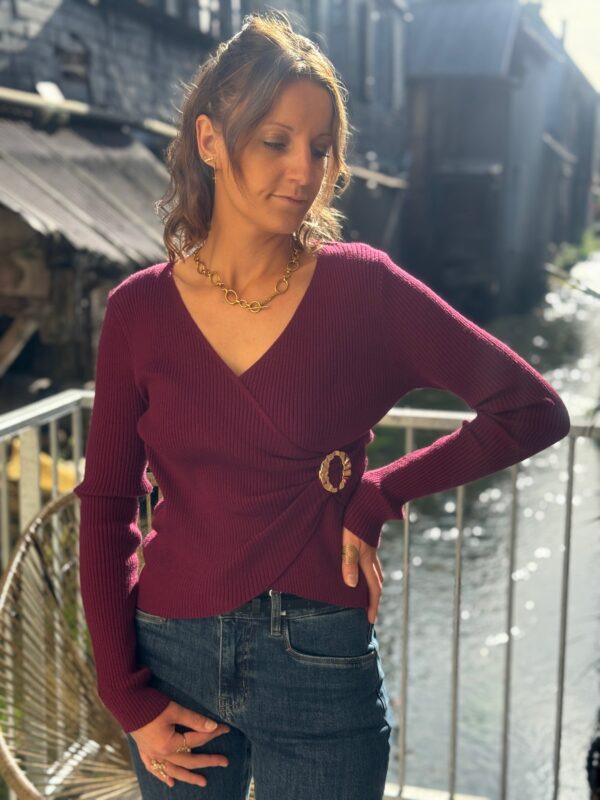 Pull maille bordeaux femme – Col V cache-cœur boucle dorée