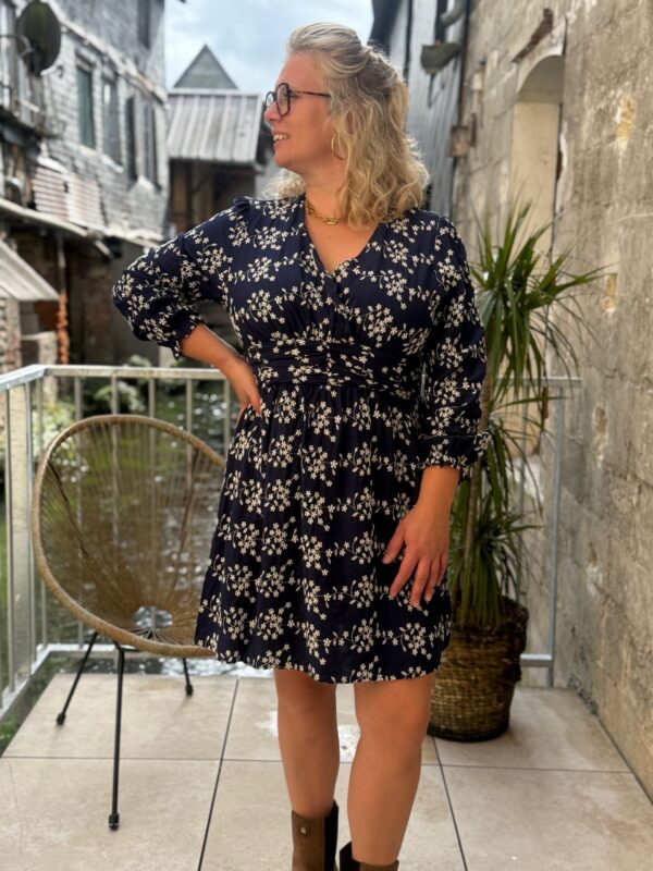 Robe bleu marine grande taille – courte à broderies blanches !