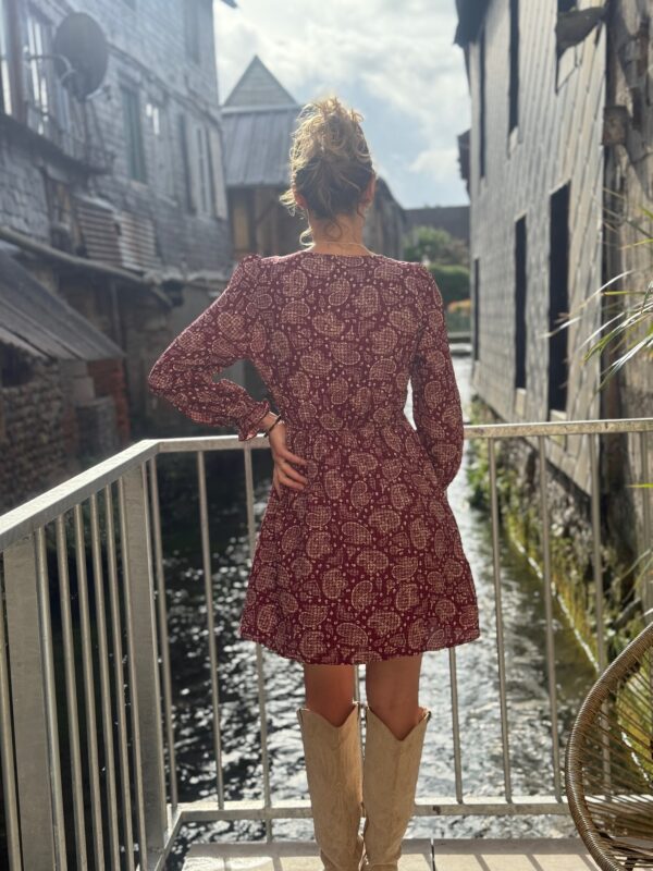 Robe courte bordeaux bandana – Col V chic et tendance !